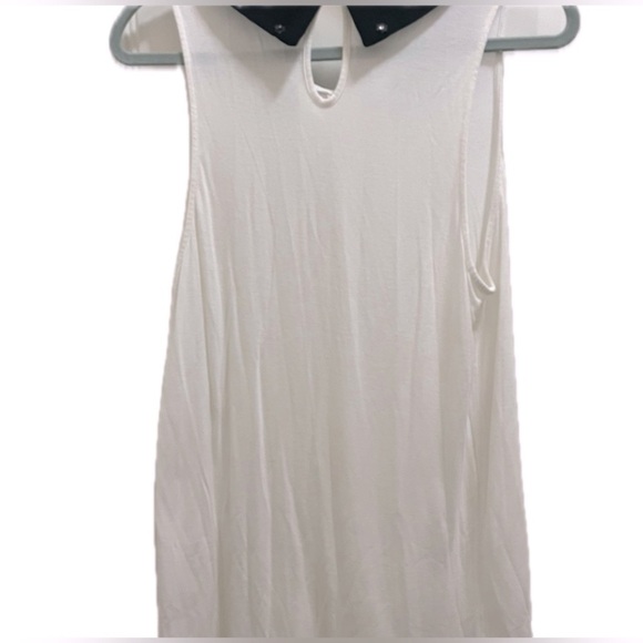 Elle Sleeveless Blouse With Flower Accents on Black Collar - Picture 3 of 4